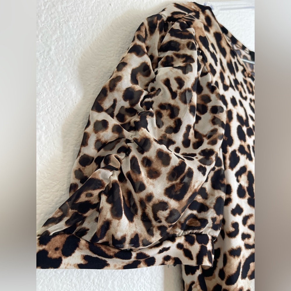 Adele & May Animal Print Short Sleeve Rushing Top Size Medium - Picture 10 of 11